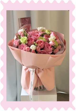 Fresh floral arrangement by Magic Flowers Chicago